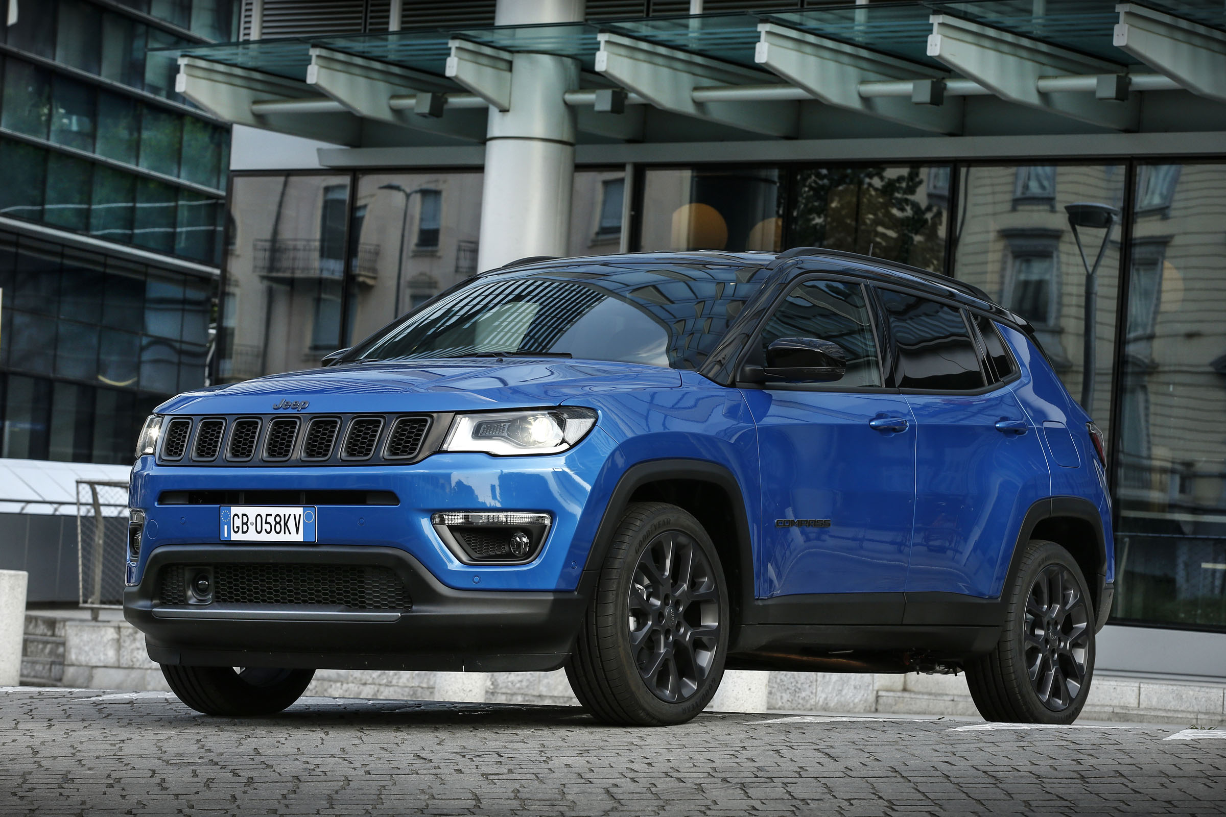Jeep Grand Cherokee And Jeep Compass Plug In Hybrids Headed For Uk Drivingelectric