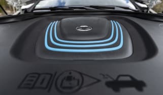 EQC 400 4MATIC; designo diamantweiß bright;AMG Line;designo Leder Nappa zweifarbig platinweiß pearl / schwarz; (Stromverbrauch kombiniert: 20,8 – 19,7 kWh/100 km; CO2-Emissionen kombiniert: 0