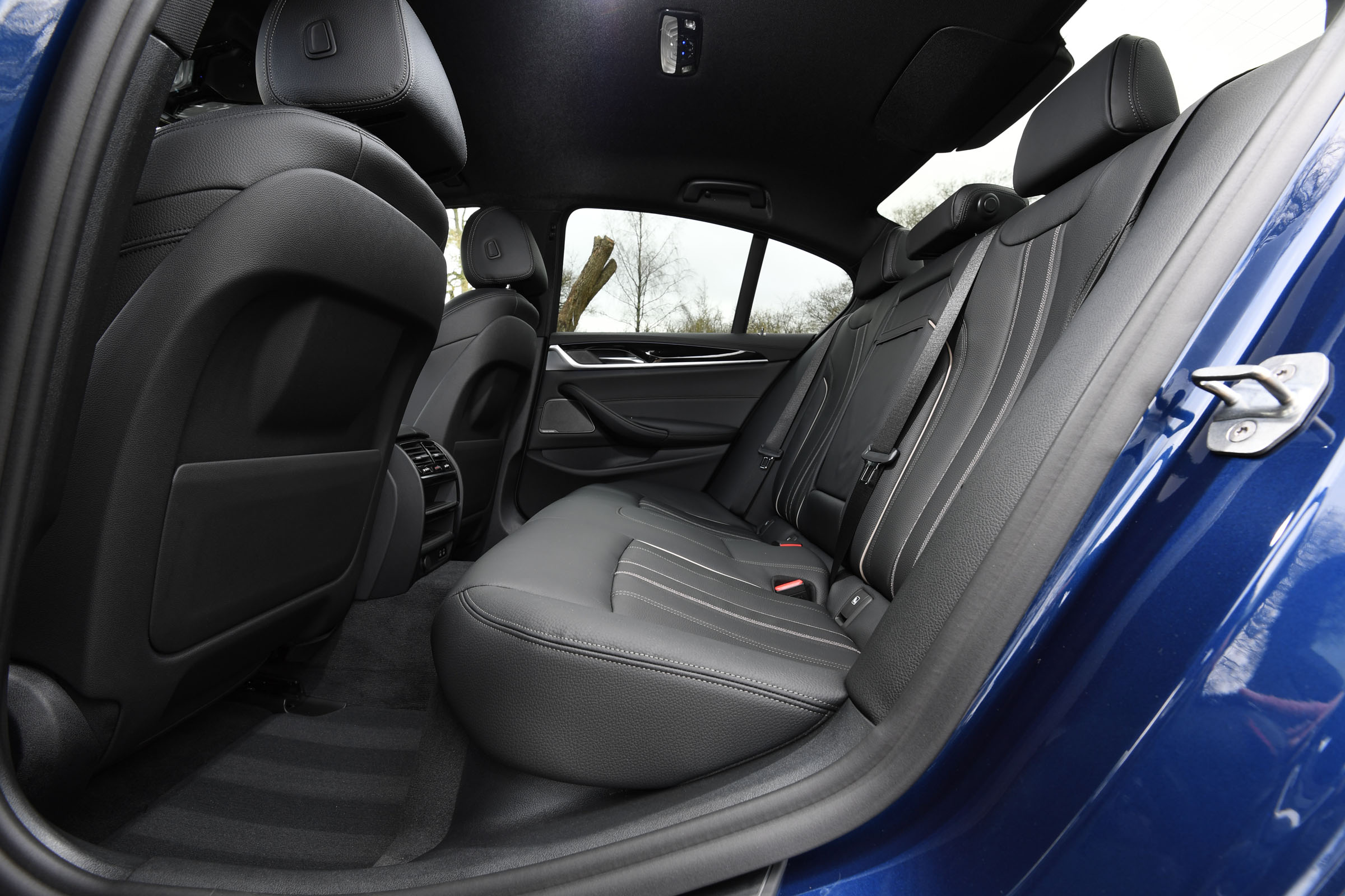 bmw-530e-hybrid-practicality-boot-space-drivingelectric