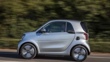 Smart EQ Fortwo，Coupe，Cool Silver，Prime Line，内部黑色面料，带灰色顶部智能EQ Fortwo，Coupe，Stromverbrauch Kombiniert，4,6 kW-Bordlader，（KWH/100 km），16,5-15-15,2;二氧化碳