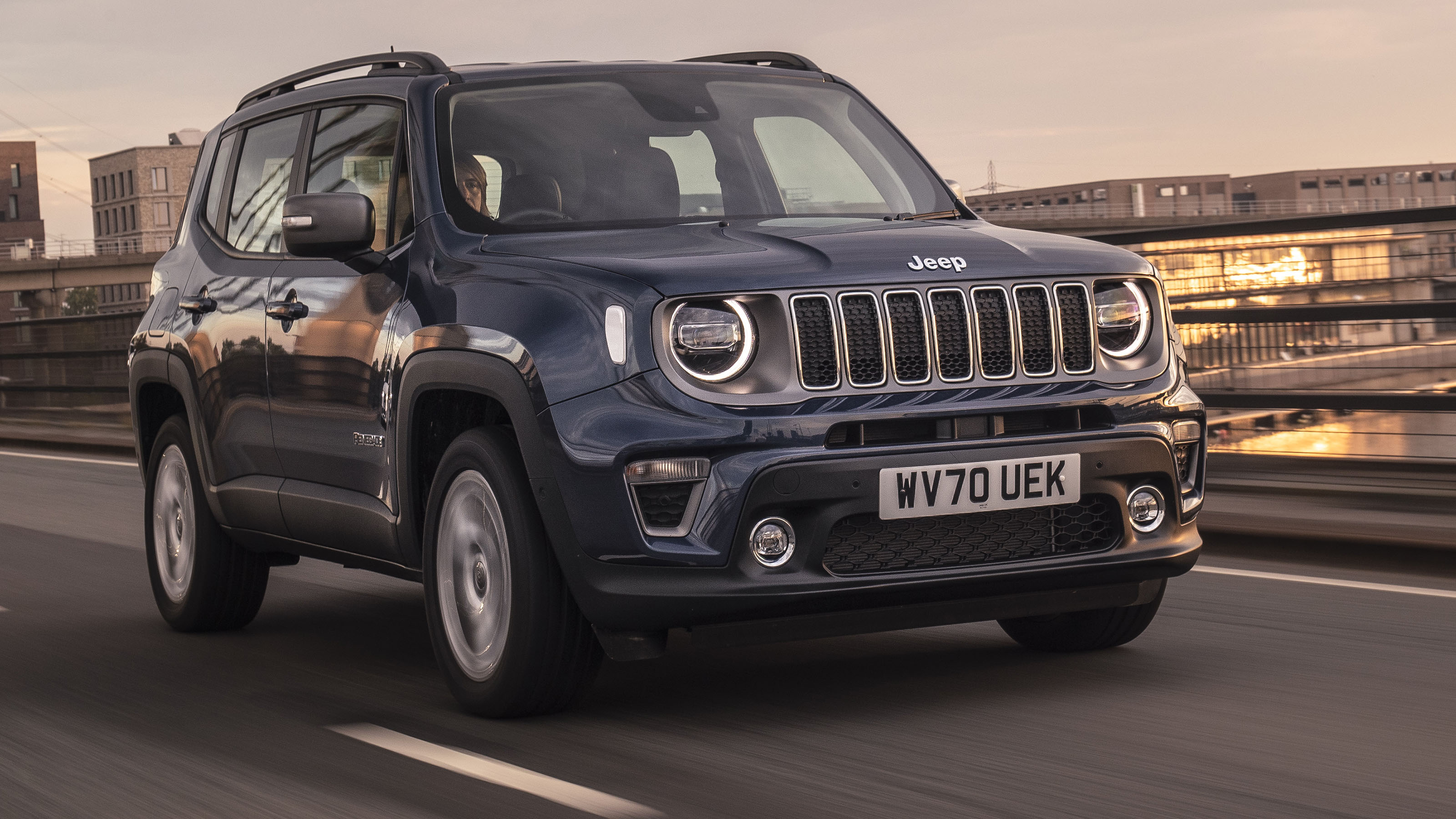 https://media.drivingelectric.com/image/private/s--507Pv72j--/v1654601959/drivingelectric/2022-06/Jeep-Renegade-4xe-4_fa4tyk.jpg