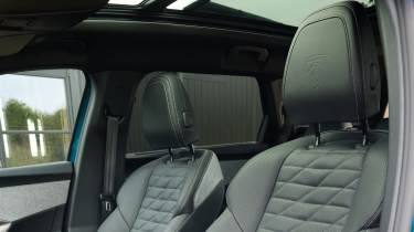 Peugeot E-5008 - front seats