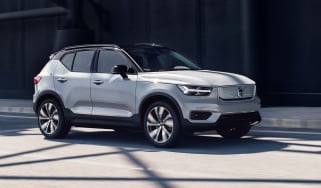 Volvo XC40 Recharge P8 AWD in Glacier Silver,