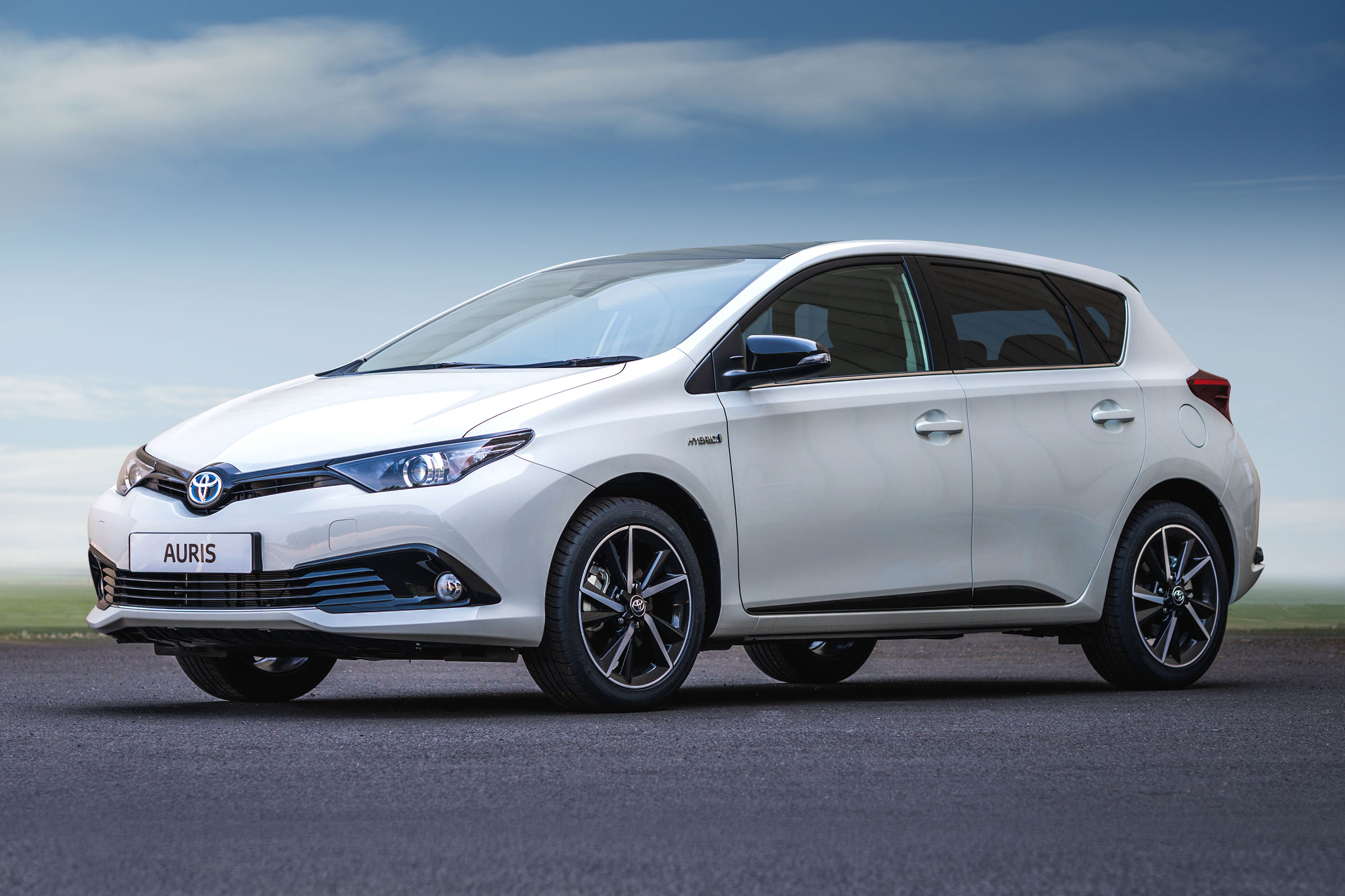 Toyota Auris Hybrid (2013-2019) review pictures