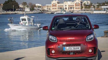 smart EQ fortwo cabrio, carmine red, prime line, interior black leather with grey topstitchingsmart EQ fortwo cabrio, Stromverbrauch kombiniert, 4,6 kW-Bordlader, (kWh/100 km), 16,8-15,4; CO2