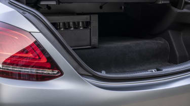 Mercedes-Benz C 300 de Limousine, Selenitgrau-Shape, Designo Beige.;Kraftstoffverbrauch kombiniert: 1,6-1,5 l/100 km, CO2-Emissionen kombiniert: 42-39 g/km*; Stromverbrauch kombiniert: 19,1 k