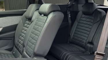 Peugeot E-5008 - middle and rear seats