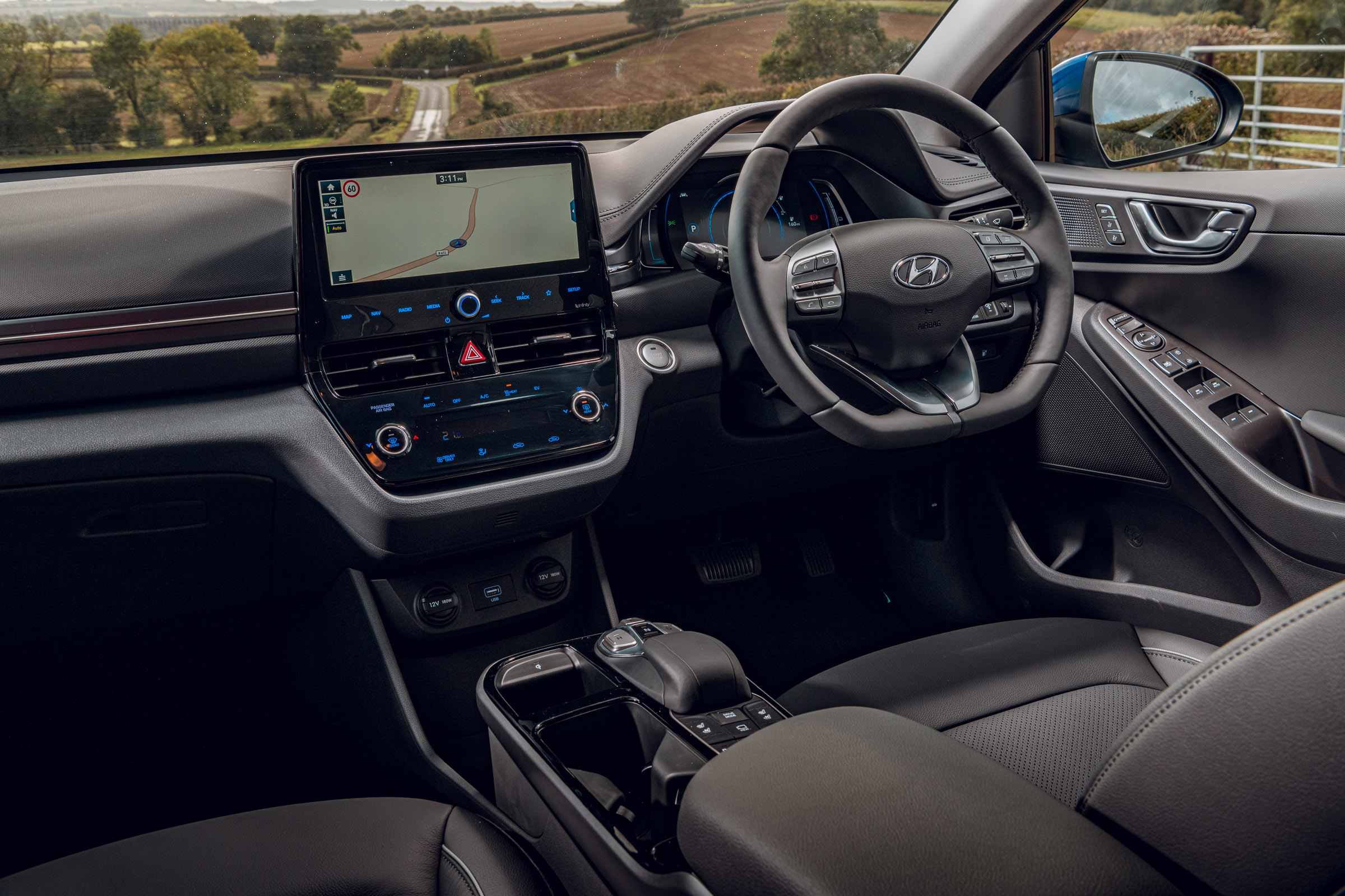 zelfmoord visie Kosmisch Hyundai Ioniq Electric interior, dashboard & comfort | DrivingElectric