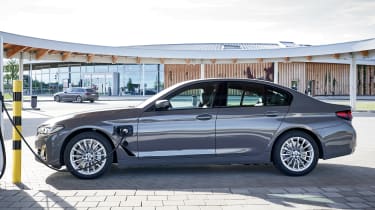 BMW 520e 2021: 5 Series gets new entry-level plug-in hybrid drivetrain ...