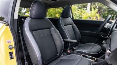 MINI Cooper SE - front seats