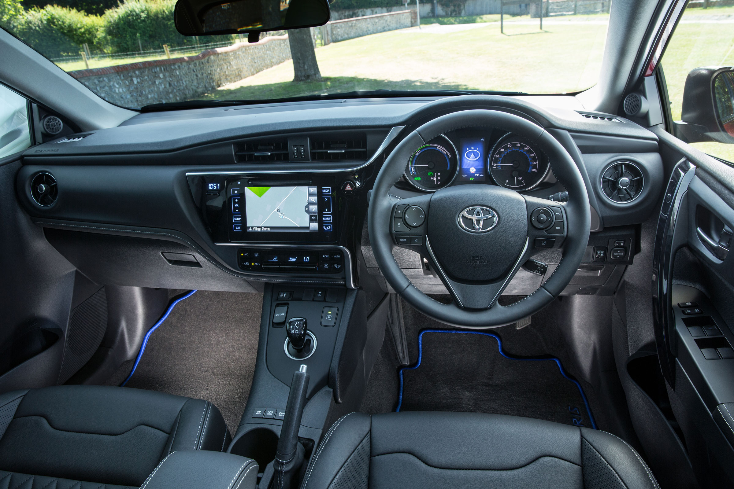 Toyota Auris Hybrid (2013-2019) interior & comfort | DrivingElectric