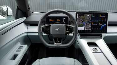 Polestar 4 Long Range Dual Motor - steering wheel and screens