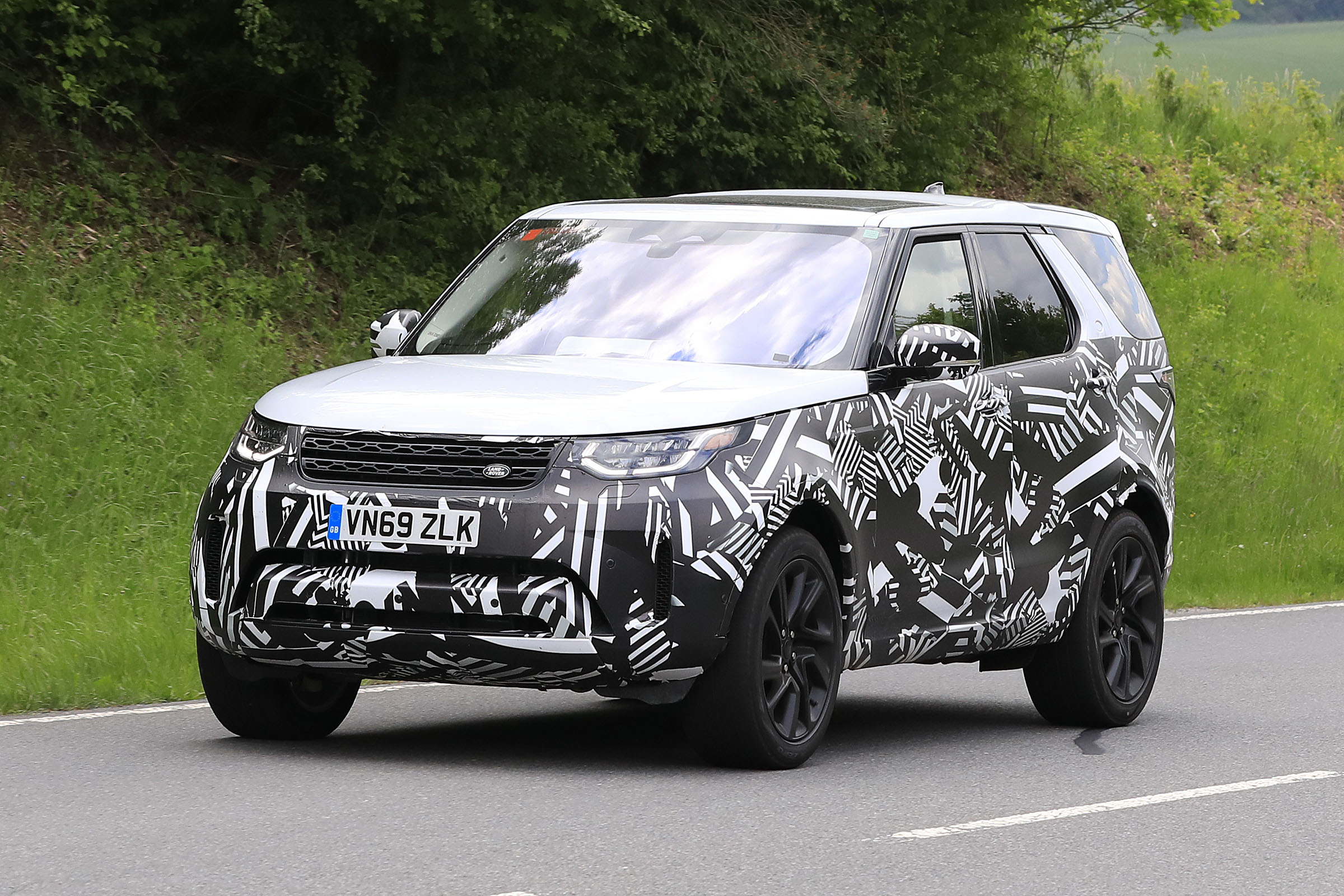 Land Rover Discovery hybrid facelifted model spotted