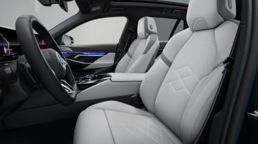 BMW i5 Touring - front seats