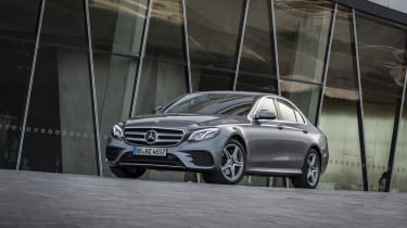 Mercedes-Benz E 300 e Limousine, Selenitgrau-Metallic,Leder Schwarz Anthrazit.;Kraftstoffverbrauch kombiniert: 2,0 l/100 km, CO2-Emissionen kombiniert: 45 g/km*; Stromverbrauch kombiniert: 14