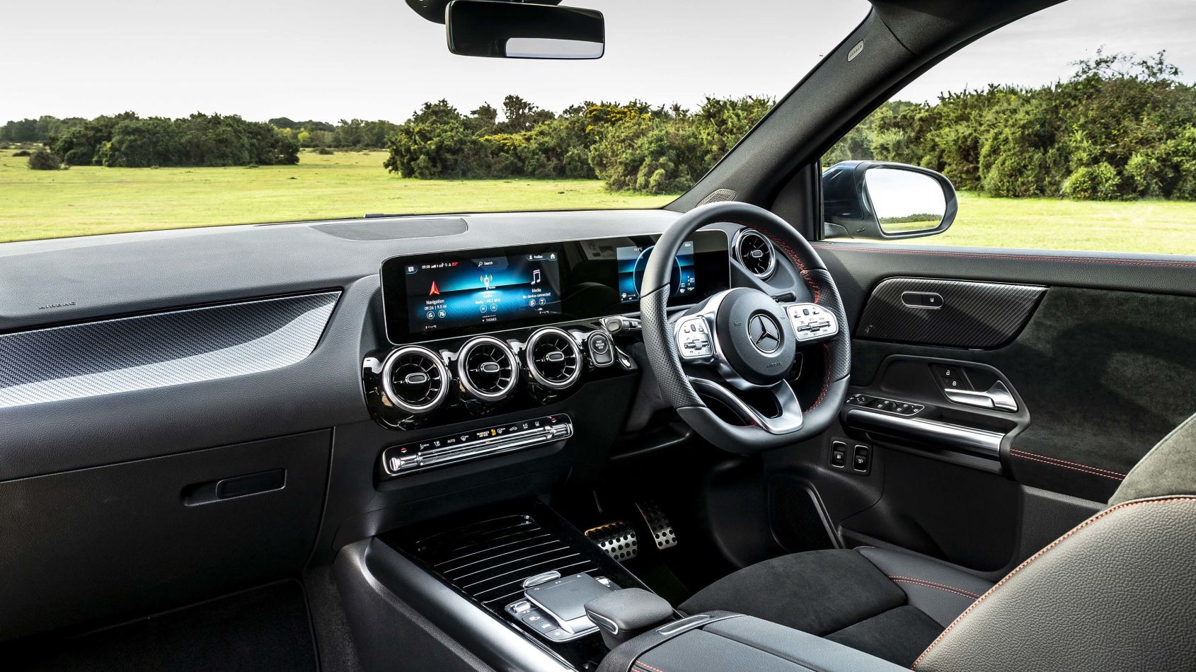 Mercedes GLA hybrid interior & comfort DrivingElectric