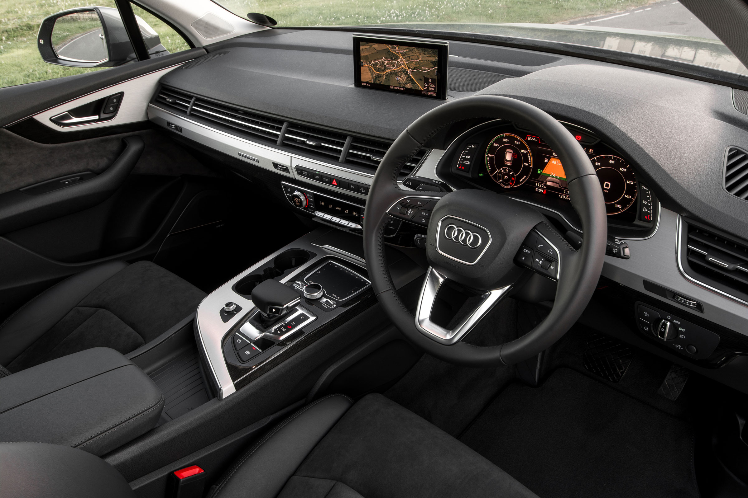 Audi Q7 e-tron (2016-2019) interior & comfort | DrivingElectric