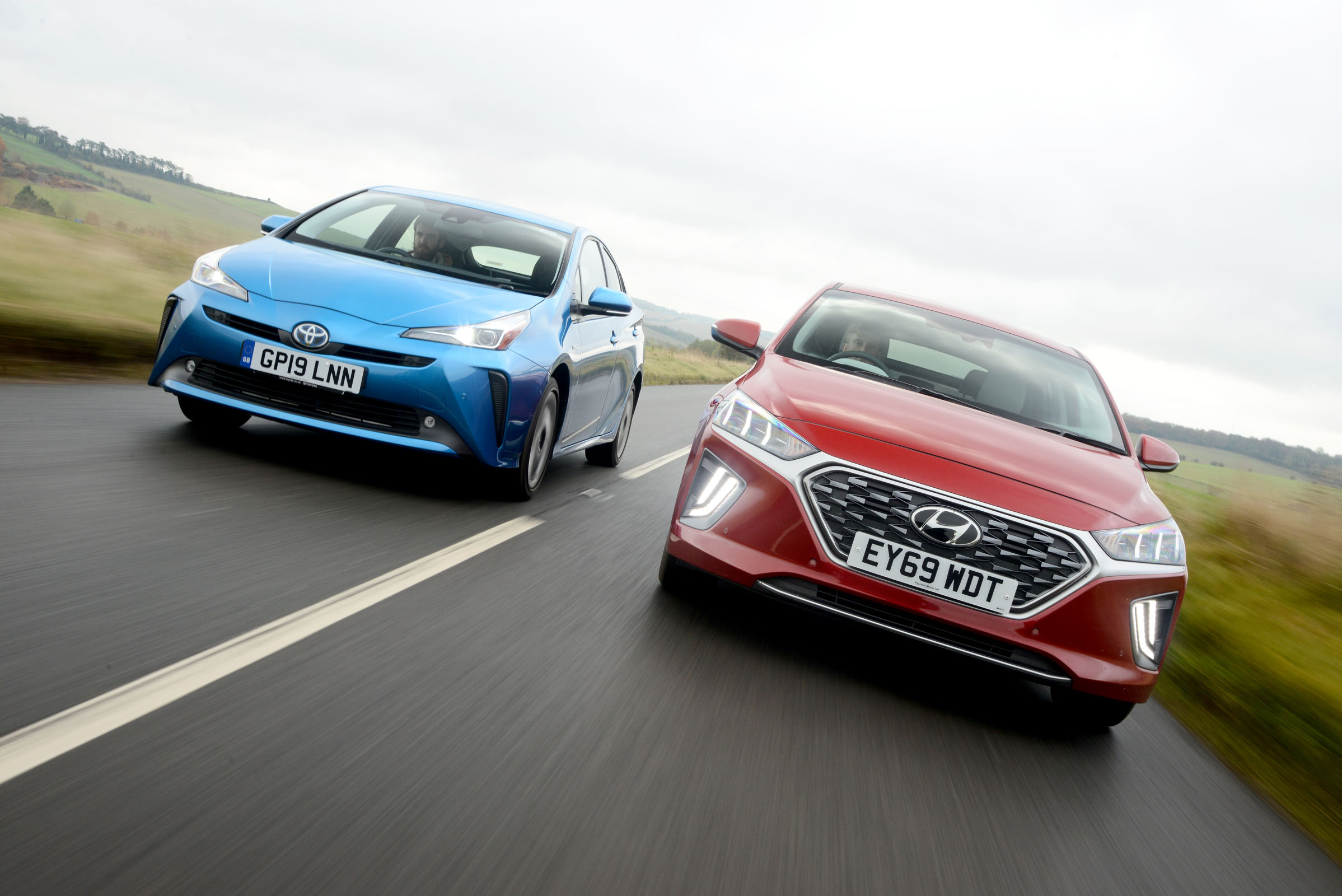 Regenjas Verwoesten telegram Twin test: Hyundai Ioniq Hybrid vs Toyota Prius Hybrid | DrivingElectric