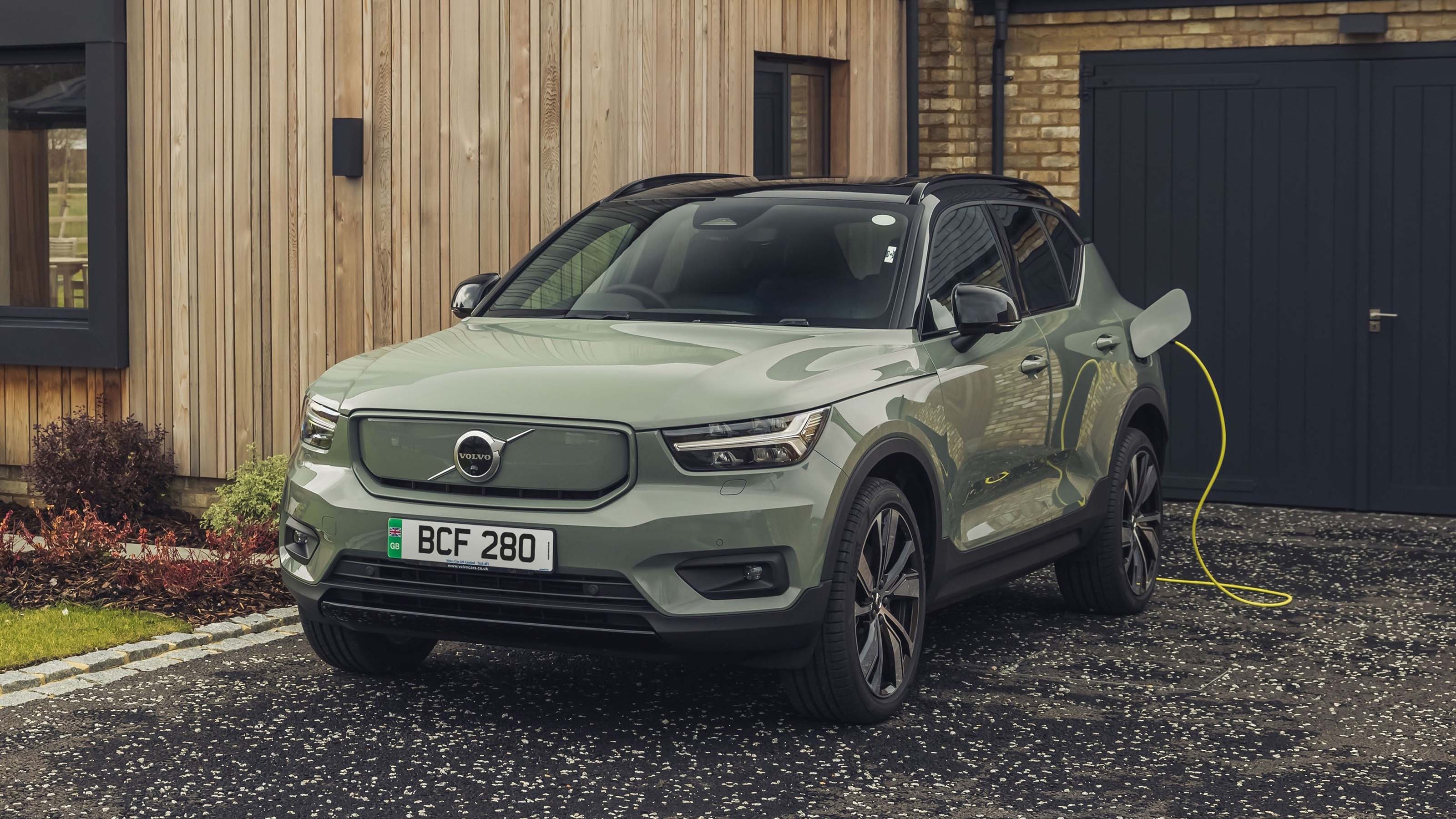 Volvo XC40 Recharge, Polestar 2 Get Range Assistant App Via OTA