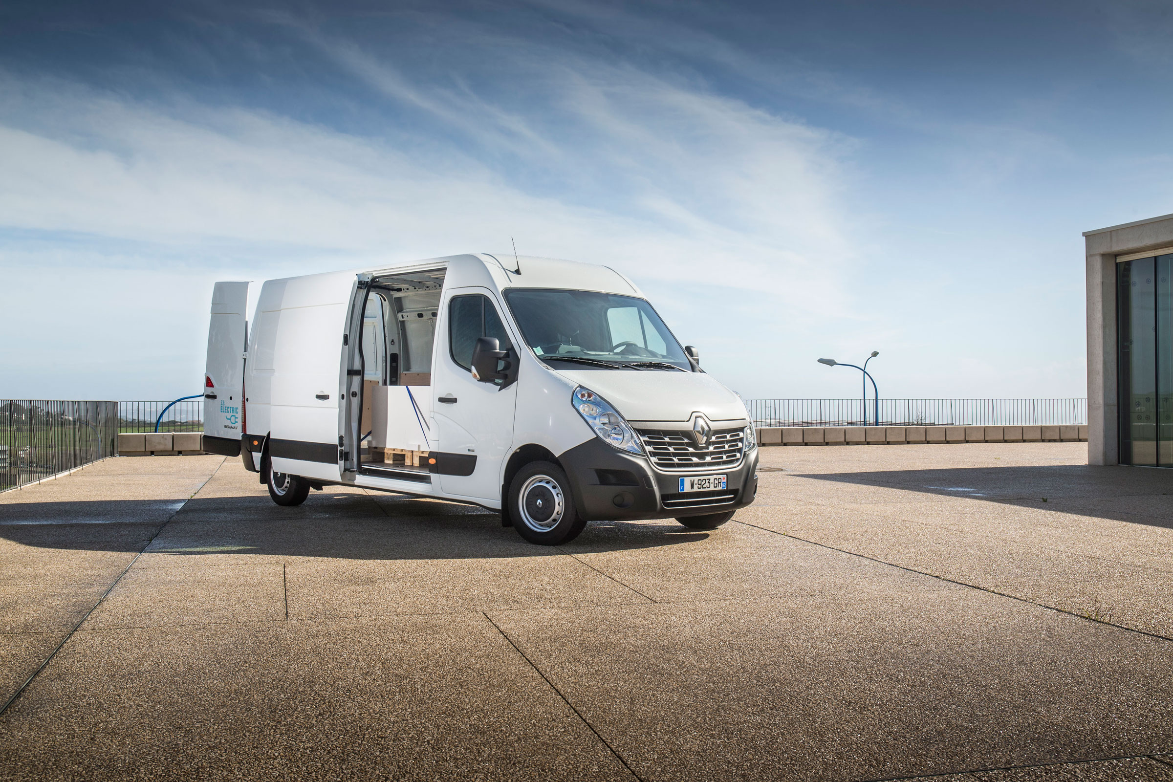 Renault Master ZE, the new van 100% electric - New Vans - Planet Trucks