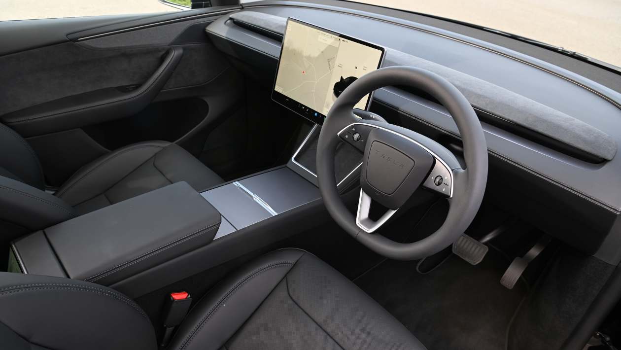 https://media.drivingelectric.com/image/private/s--X-WVjvBW--/f_auto%2Ct_content-image-full-desktop%401/v1745852322/drivingelectric/2025/04/Tesla%20model%20Y-10.jpg