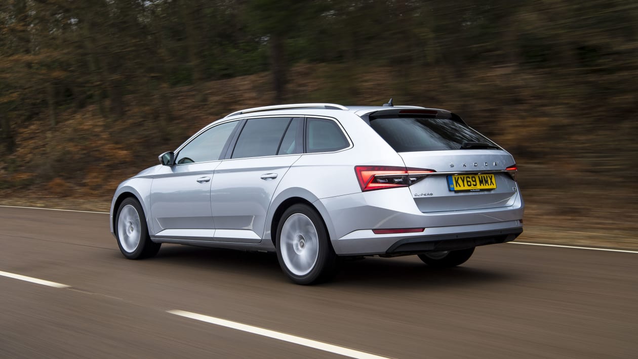 Skoda Superb Estate hybrid range, charging, MPG & CO2 emissions ...