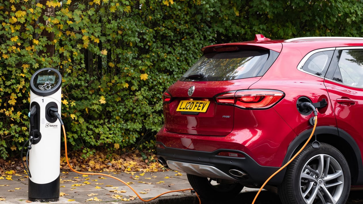 MG HS PlugIn range, MPG, CO2, battery & charging DrivingElectric