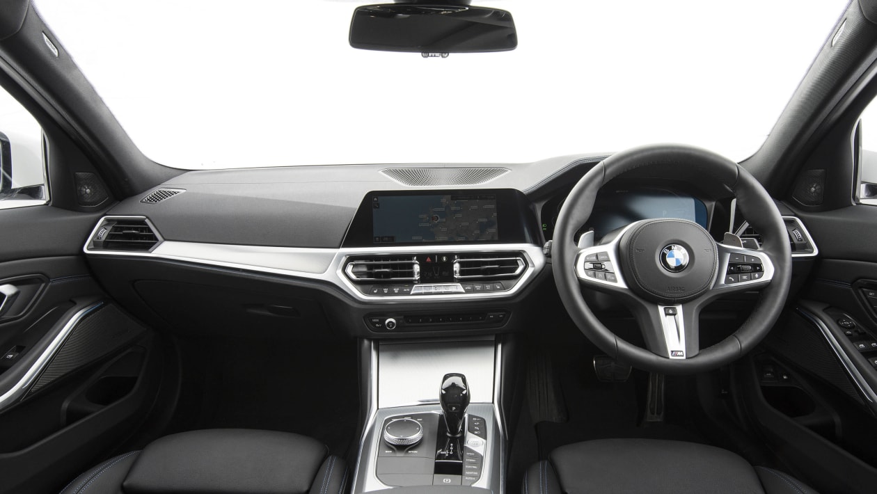 BMW 330e interior, dashboard & comfort DrivingElectric