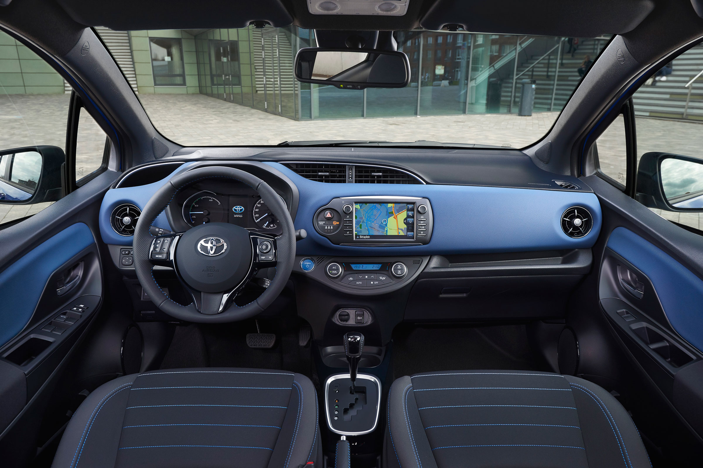 regeren rit Cursus Toyota Yaris Hybrid (2012-2020) interior & comfort | DrivingElectric