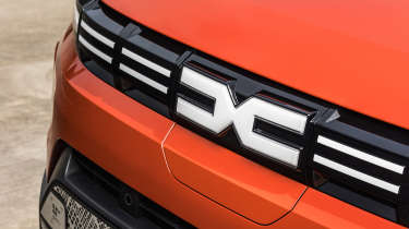 Dacia Spring - grille badge