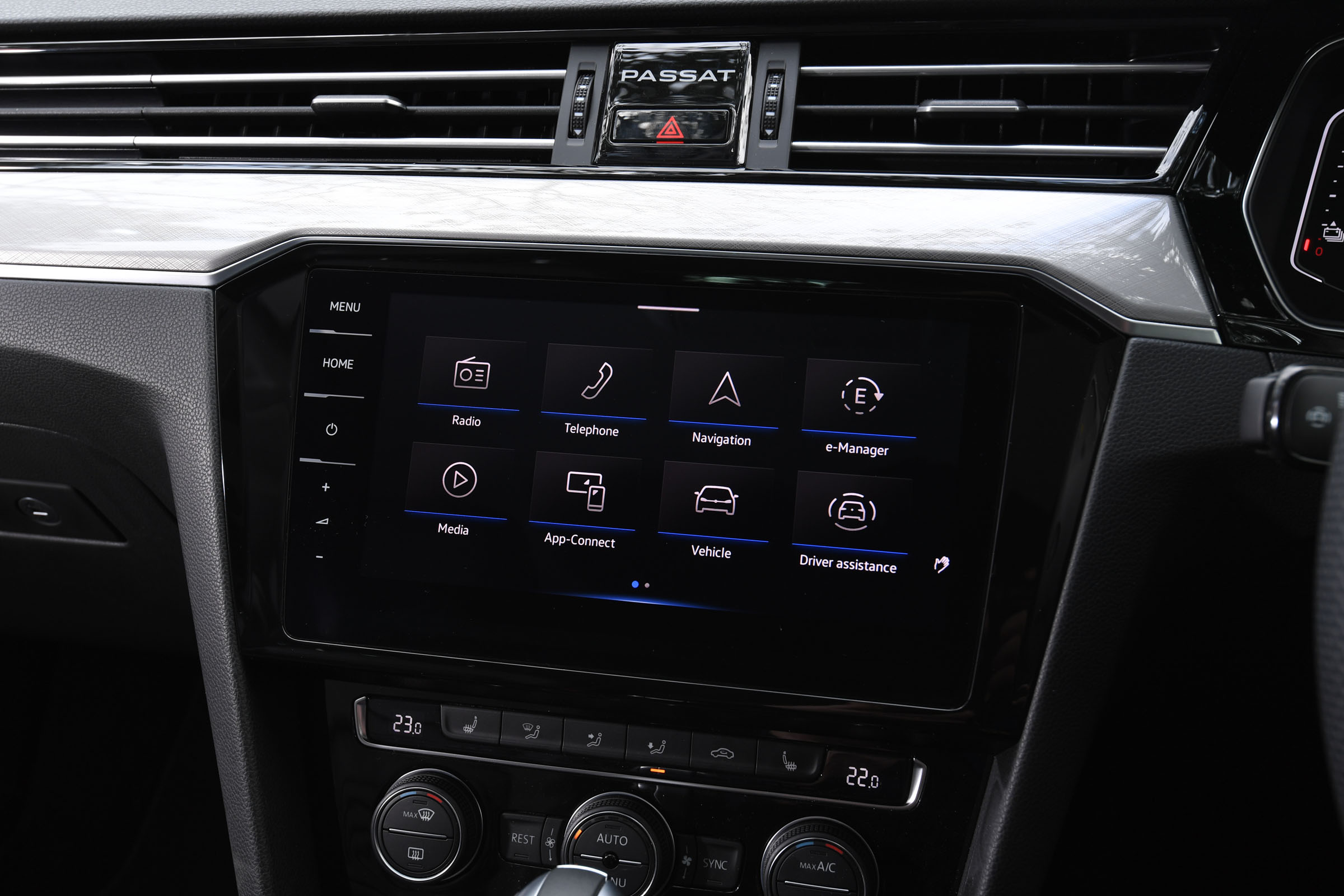 Skoda Superb Estate iV vs Volkswagen Passat GTE Estate: interior and