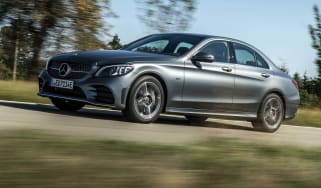 Mercedes-Benz C 300 de Limousine, Selenitgrau-Shape, Designo Beige.;Kraftstoffverbrauch kombiniert: 1,6-1,5 l/100 km, CO2-Emissionen kombiniert: 42-39 g/km*; Stromverbrauch kombiniert: 19,1 k