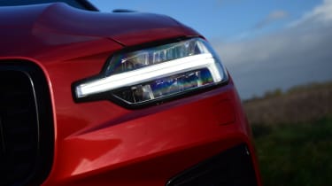 Volvo V60 Recharge - headlights