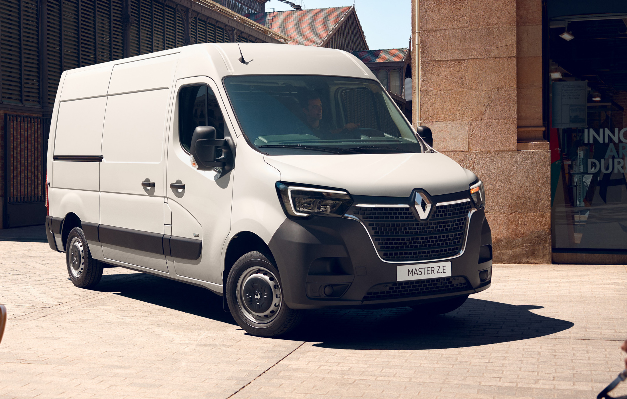 Renault Master E-TECH review 2023 | DrivingElectric
