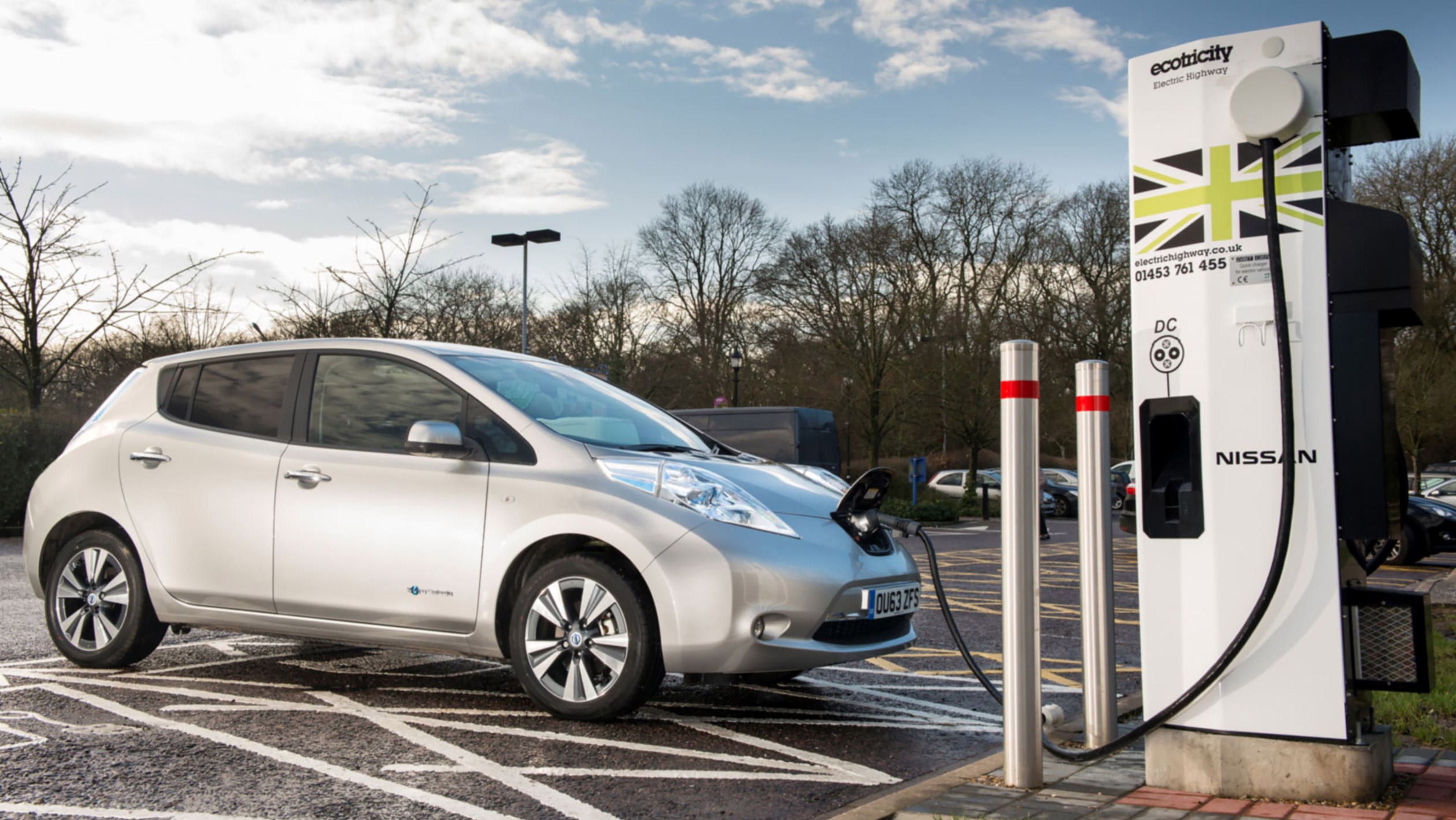 Выбор электромобиля. Ниссан лиф гибрид. Nissan Leaf гибрид. Nissan Leaf Charger. Nissan Electric car.