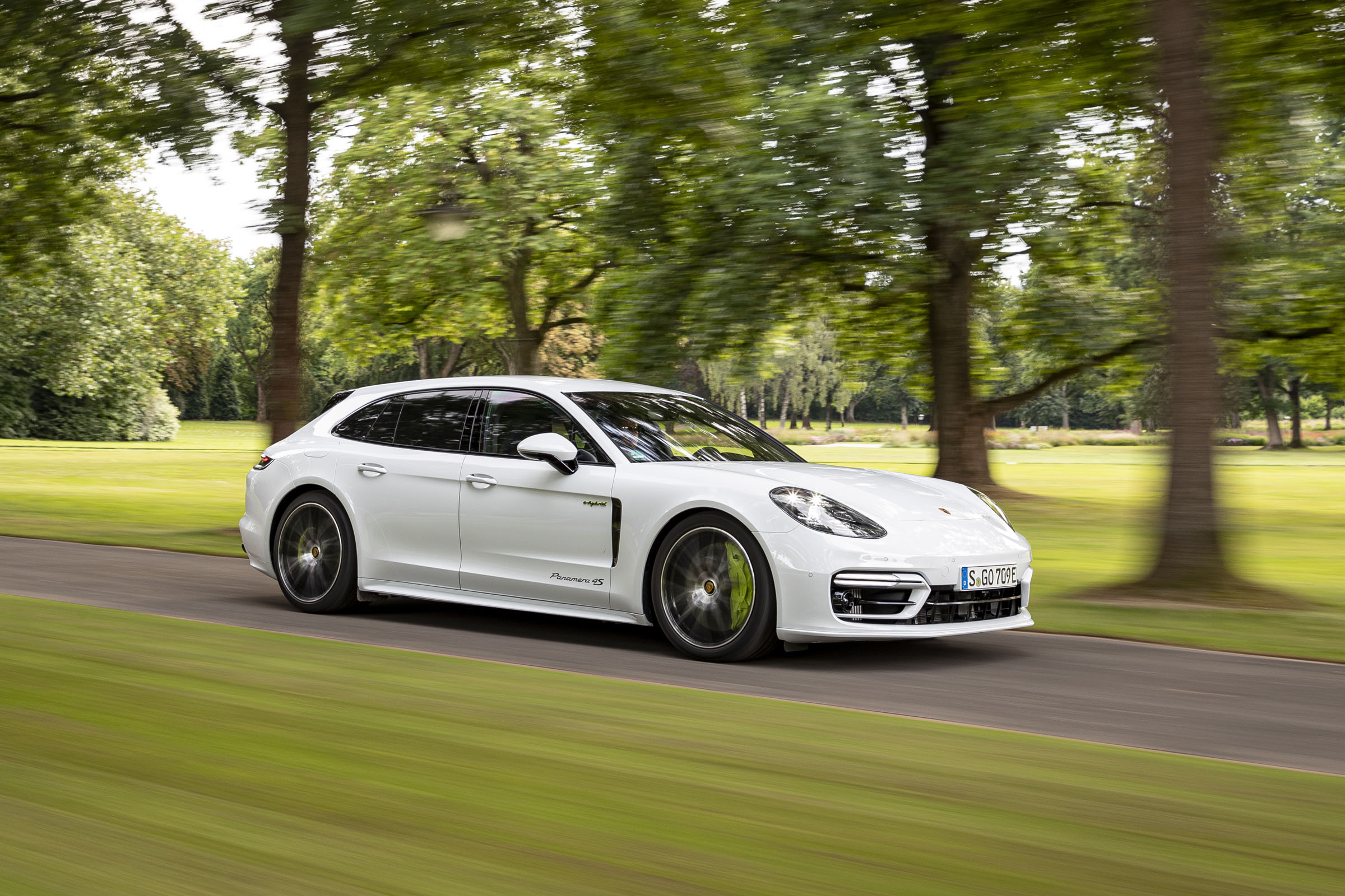 Porsche Panamera Sport Turismo hybrid engines, drive & performance