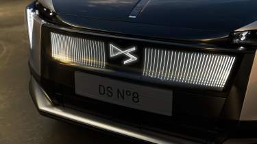 DS No8 - front grilles