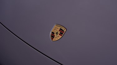 Porsche Macan - bonnet badge