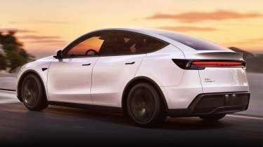 Tesla Model Y facelift 2025 - dynamic rear 3/4