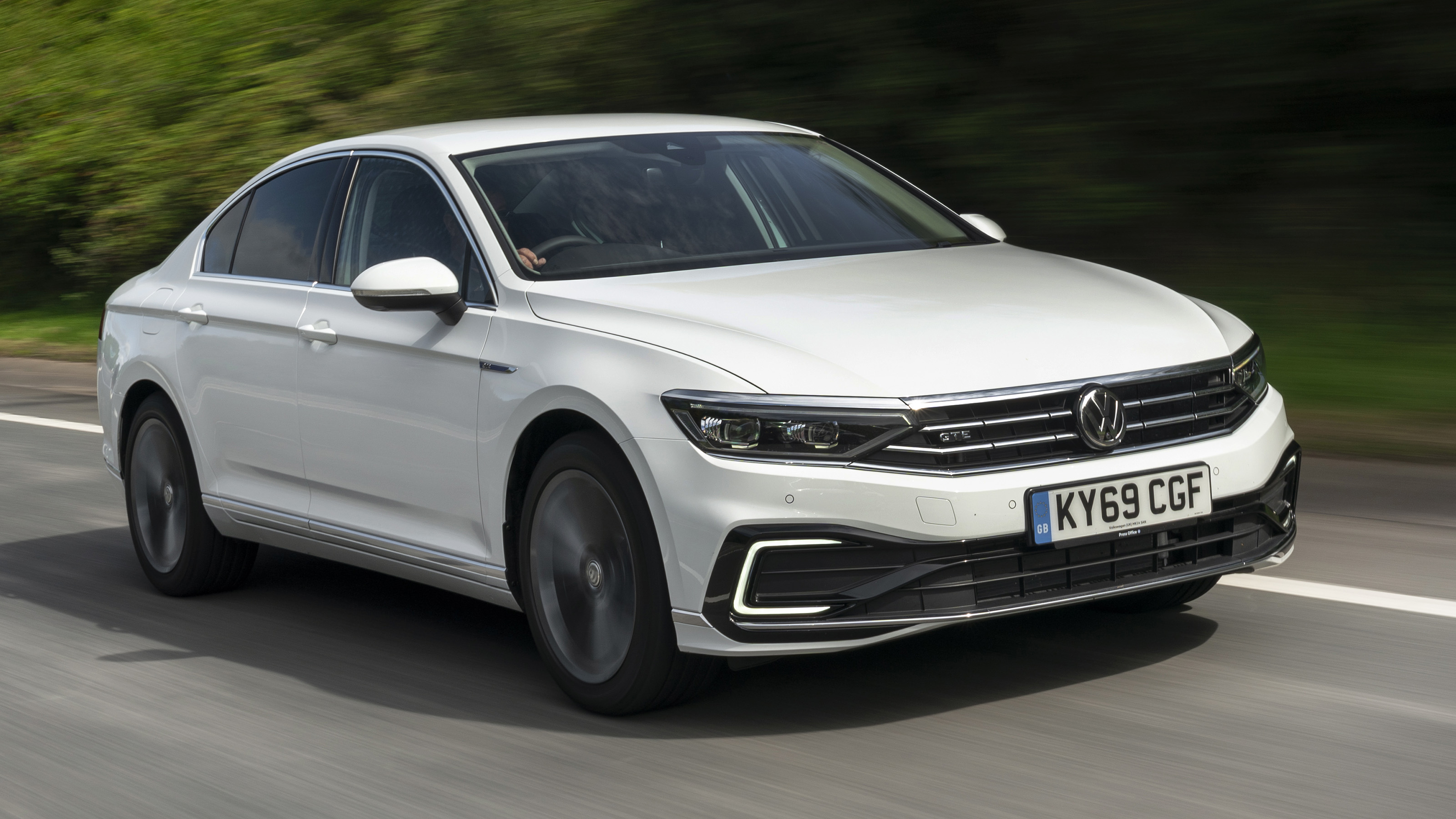 Maak een naam Aanvankelijk kubiek Volkswagen Passat GTE review 2021 | DrivingElectric