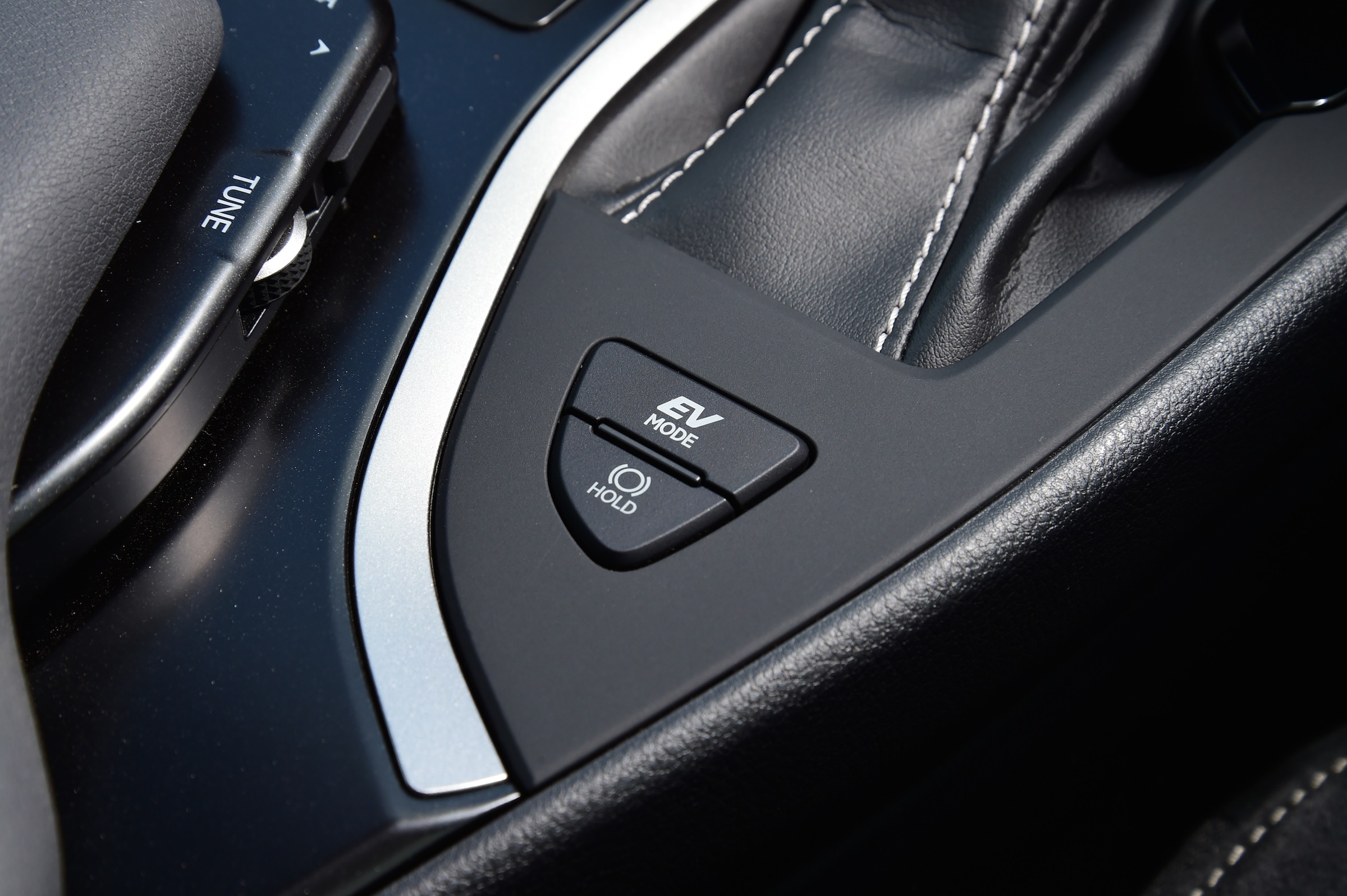 Lexus UX 250h performance, top speed & engine | DrivingElectric