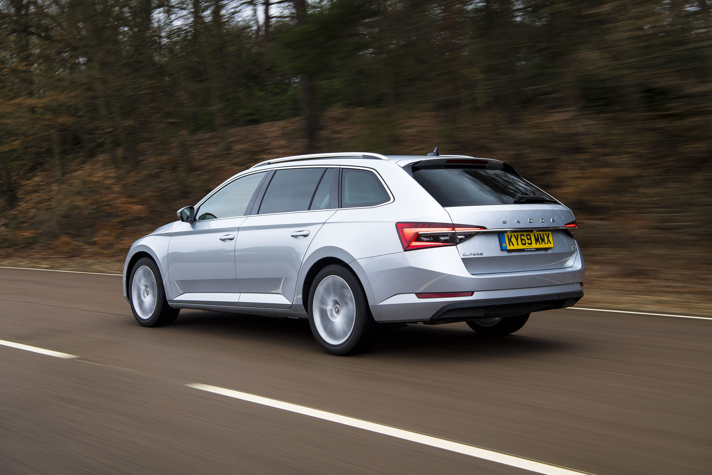 Skoda Superb Estate hybrid range, charging, MPG & CO2 emissions ...