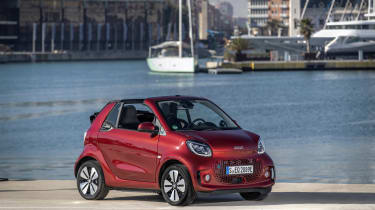 smart EQ fortwo cabrio, carmine red, prime line, interior black leather with grey topstitchingsmart EQ fortwo cabrio, Stromverbrauch kombiniert, 4,6 kW-Bordlader, (kWh/100 km), 16,8-15,4; CO2