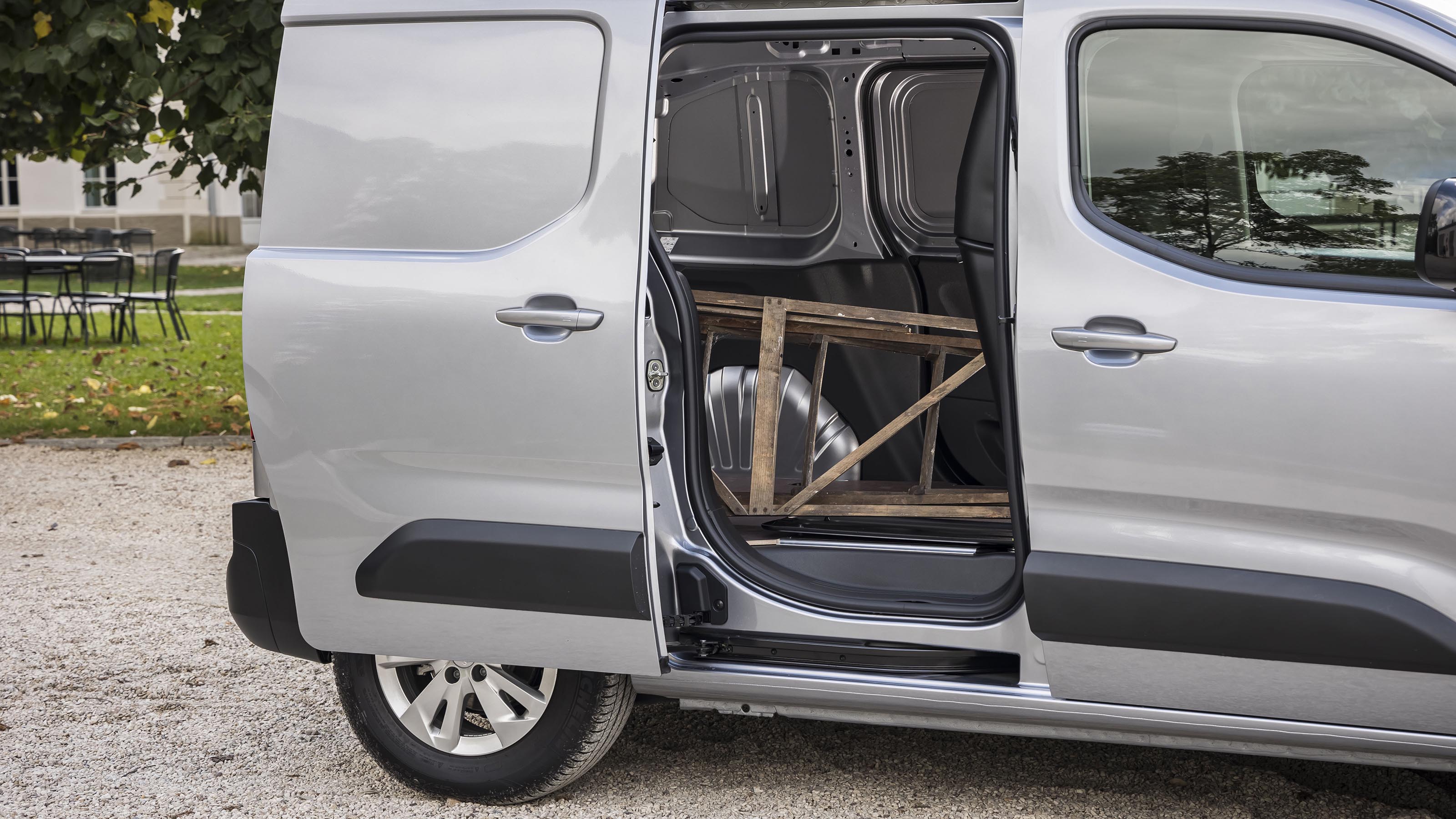 PEUGEOT Partner and e-Partner: compact van for business use