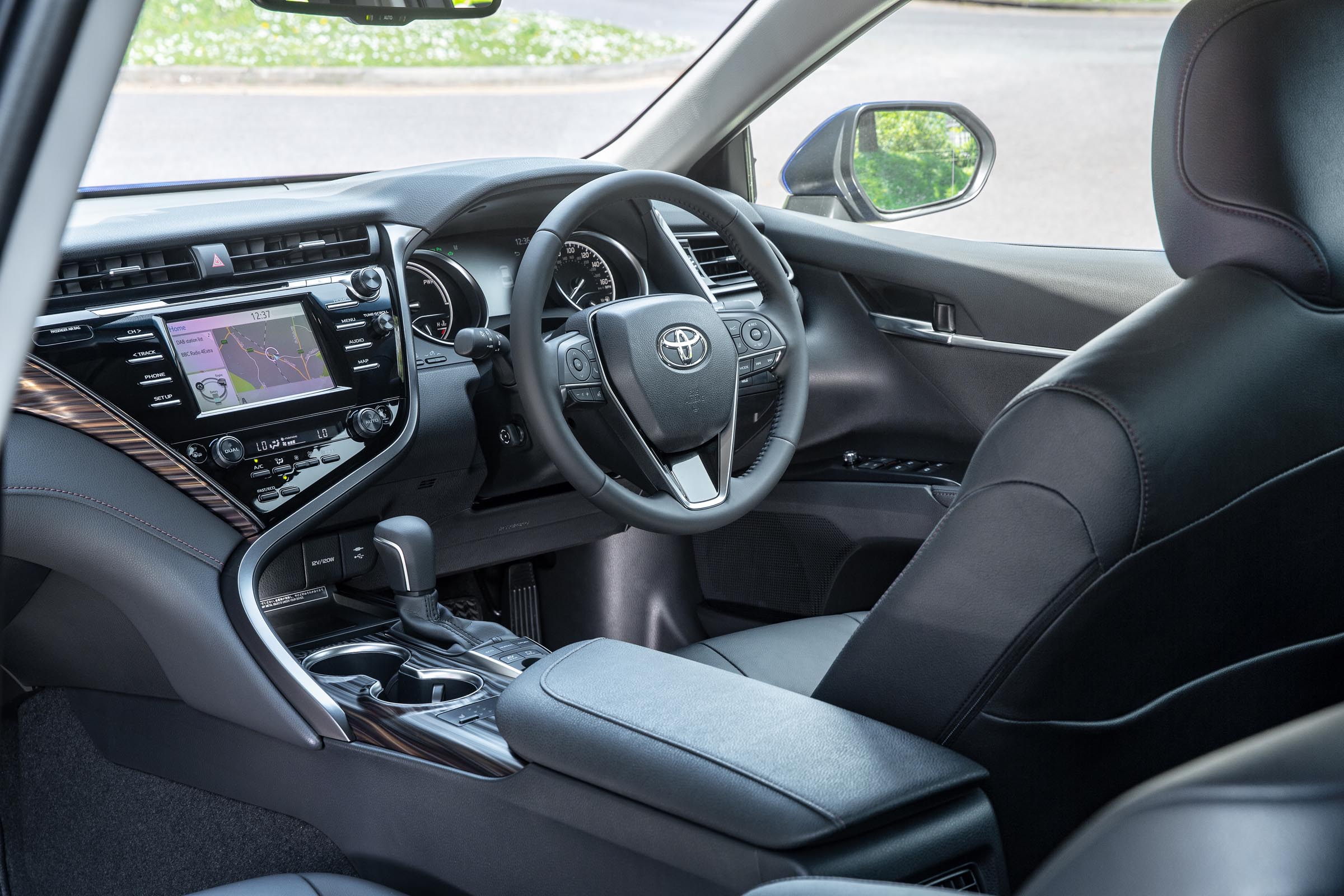 Toyota Camry Hybrid interior & comfort | DrivingElectric