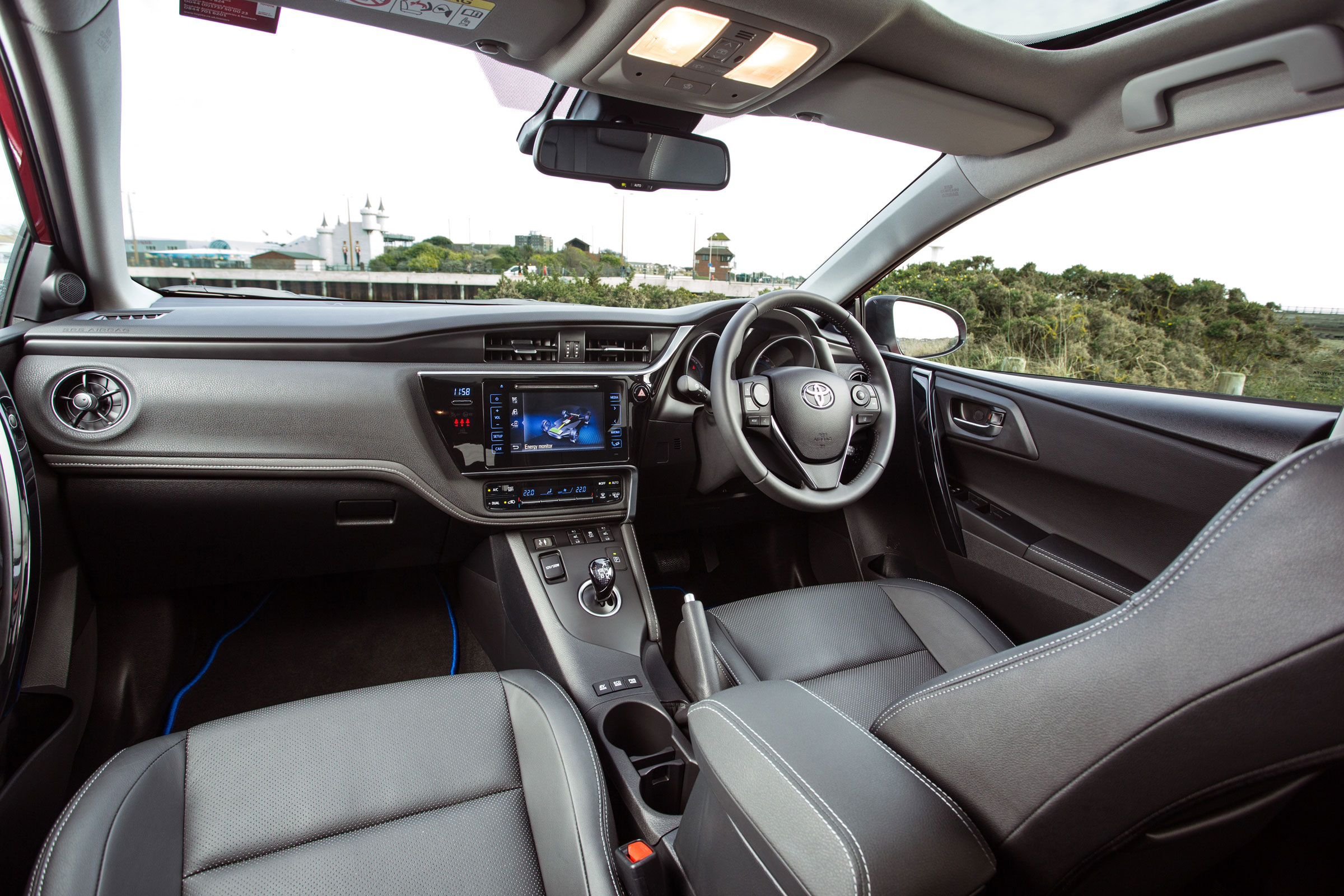 New face and interior for Toyota Auris - car and motoring news by