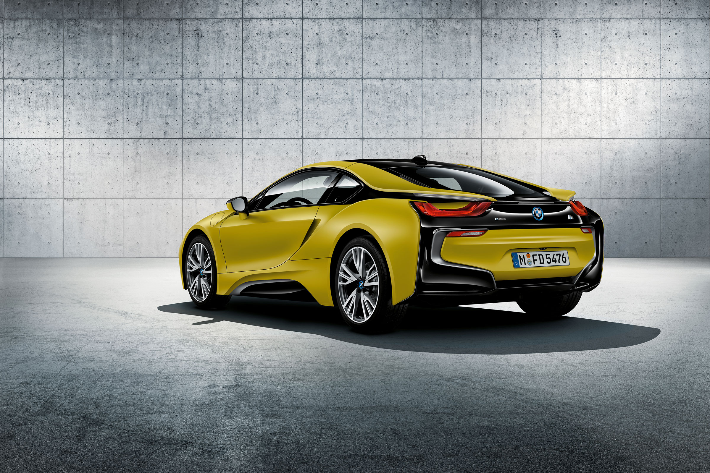 BMW i8 Coupe (2014-2020) review pictures | DrivingElectric