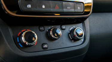 Dacia Spring - controls