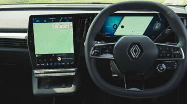 Renault Scenic E-Tech 2024 - infotainment screen and driver&#039;s digital cockpit 